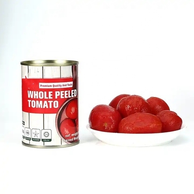 Deliziosi pomodori in scatola di sapore dolce, sbucciati con la materia prima più fresca