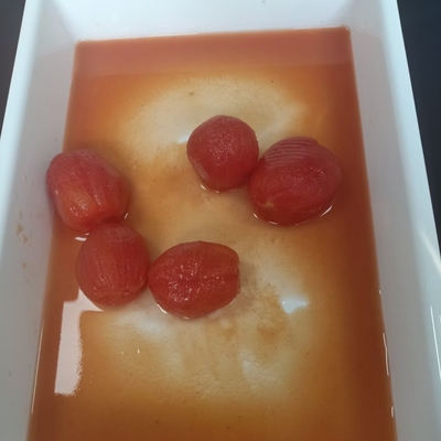 Deliziosi pomodori in scatola di sapore dolce, sbucciati con la materia prima più fresca