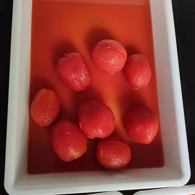 Deliziosi pomodori in scatola di sapore dolce, sbucciati con la materia prima più fresca