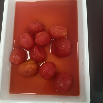 Deliziosi pomodori in scatola di sapore dolce, sbucciati con la materia prima più fresca