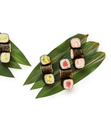 Le foglie di bambù sono l'ingrediente essenziale per servire il sushi