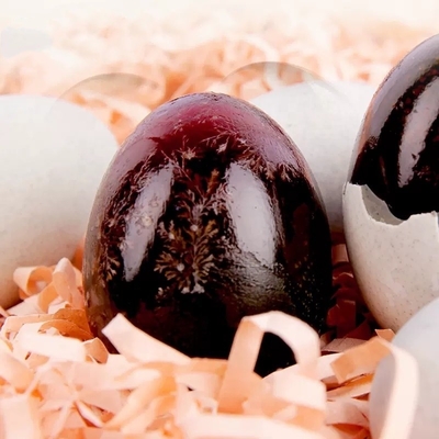 Uovo di anatra salata con tuorlo rosso conservato in luoghi freschi e asciutti