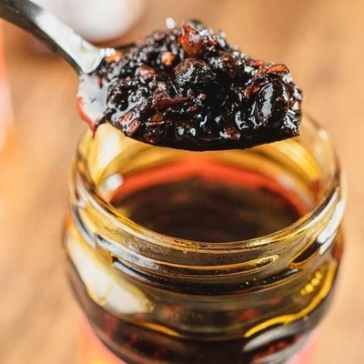 Salsa di chili Laoganma miscelata con olio rosso di chili