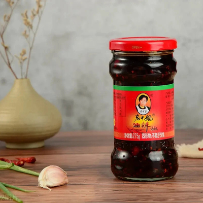 Salsa di chili Laoganma miscelata con olio rosso di chili